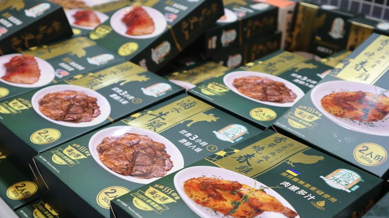 膨化食品：代加工与自产，哪种更胜一筹？**